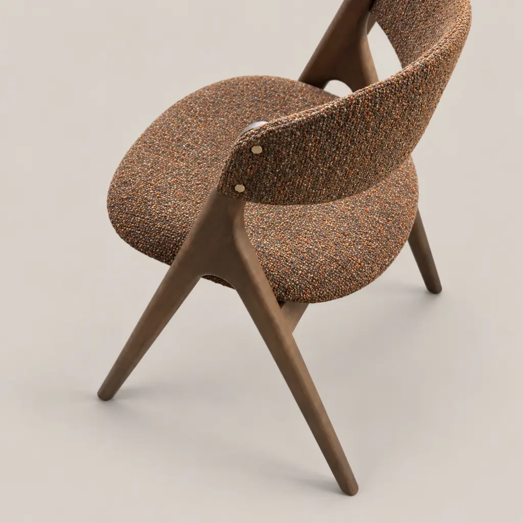 Silla de comedor de nogal y bouclé.webp