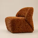 Sillón bouclé terracota en estudio.webp