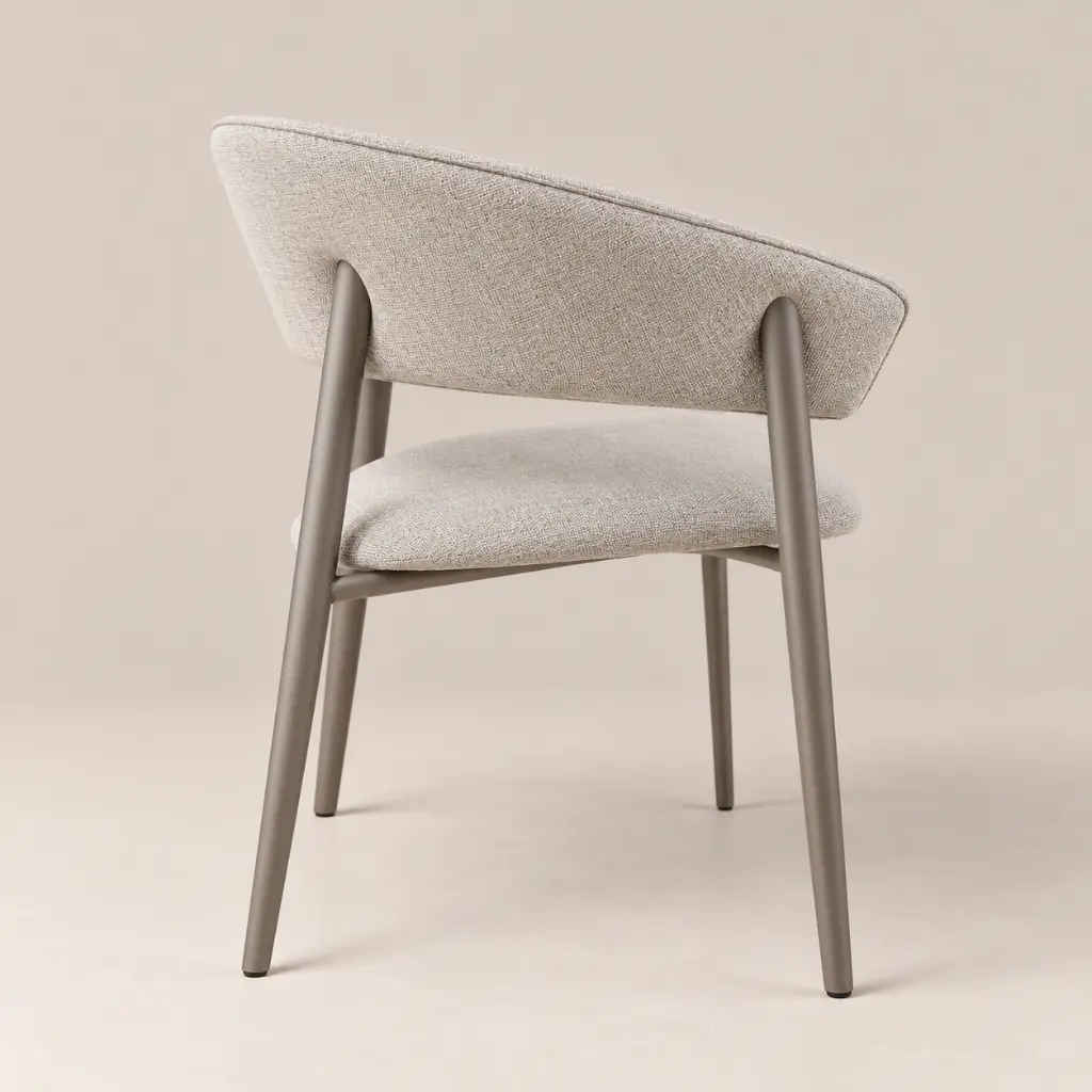 Silla minimalista tapizada en tonos neutros (1).webp