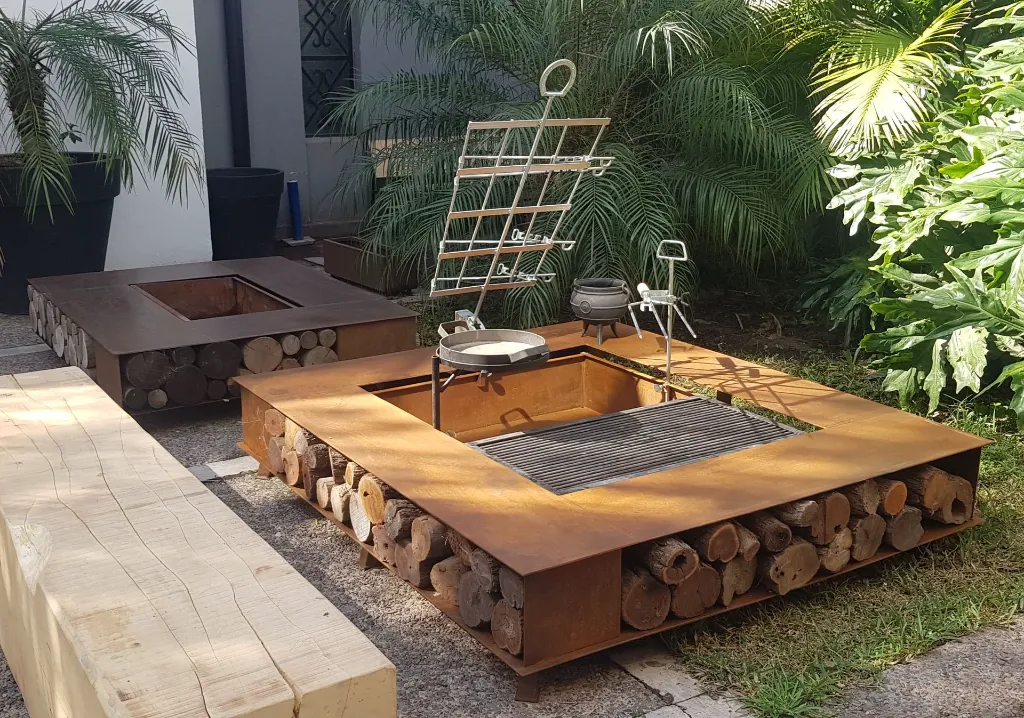 BRASERO FIREPIT 150X170 CHAPA OXIDO CON ESTACA:PARRILLA:PLANCHA:PINCHOS 4.webp